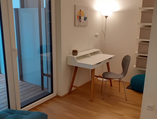 Praxisfoto vom Schreibtisch in Raum 2